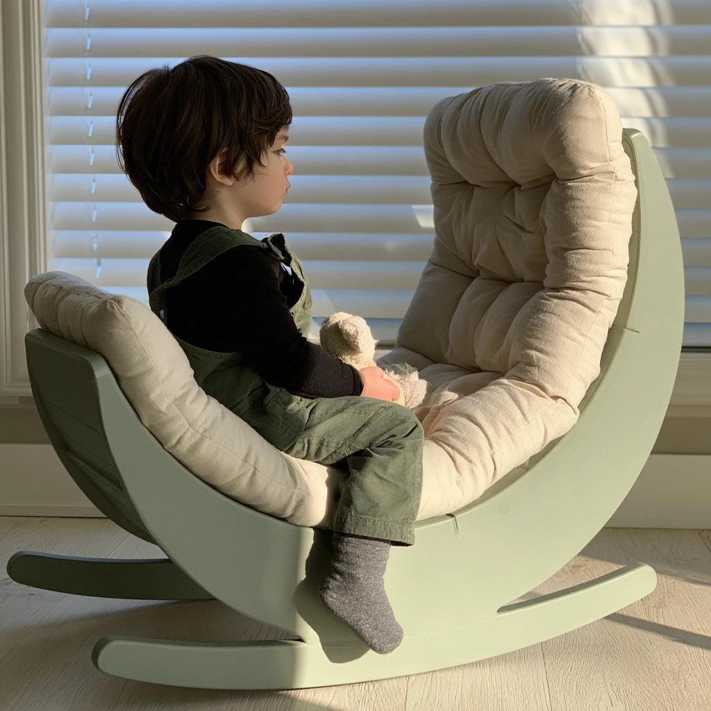 Poltrona per bambini dalle linee essenziali, colore verde