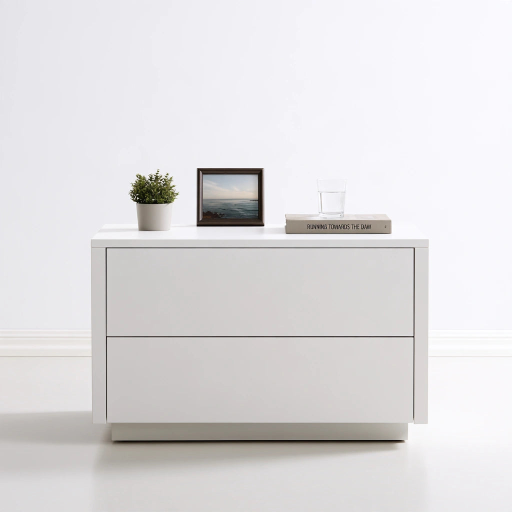 Comodino dalle linee essenziali con due cassetti, colore bianco