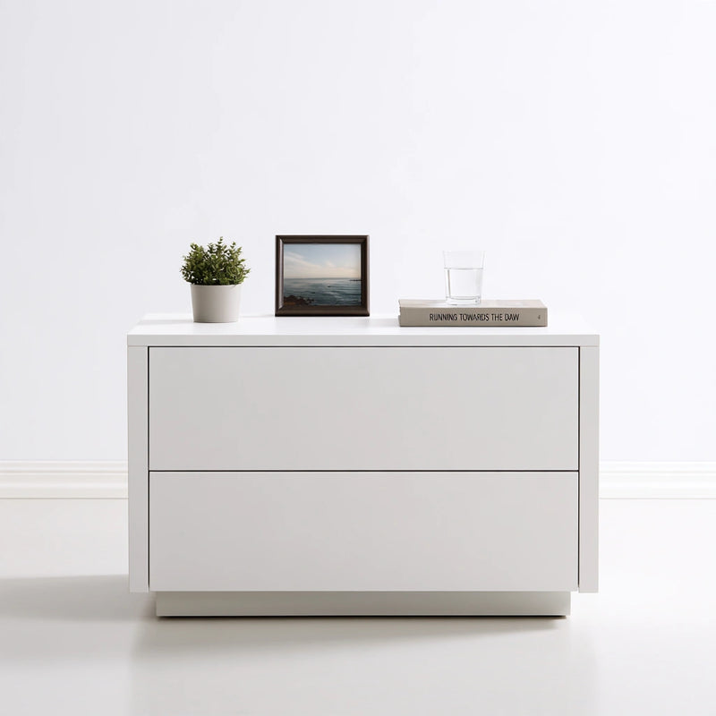 Comodino dalle linee essenziali con due cassetti, colore bianco