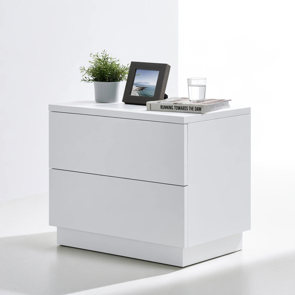 Comodino dalle linee essenziali con due cassetti, colore bianco
